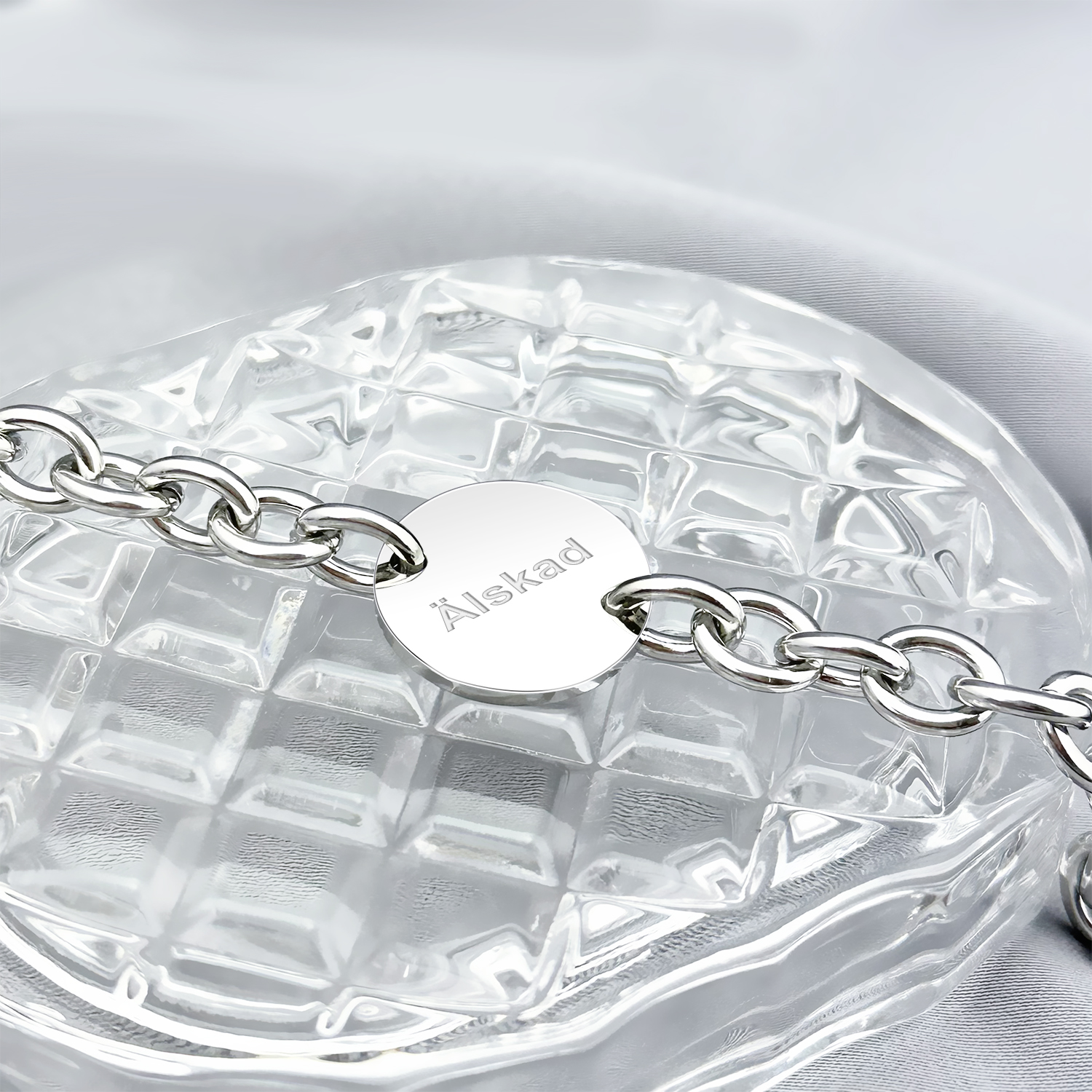 Klassiskt Armband "Älskad" rund bricka