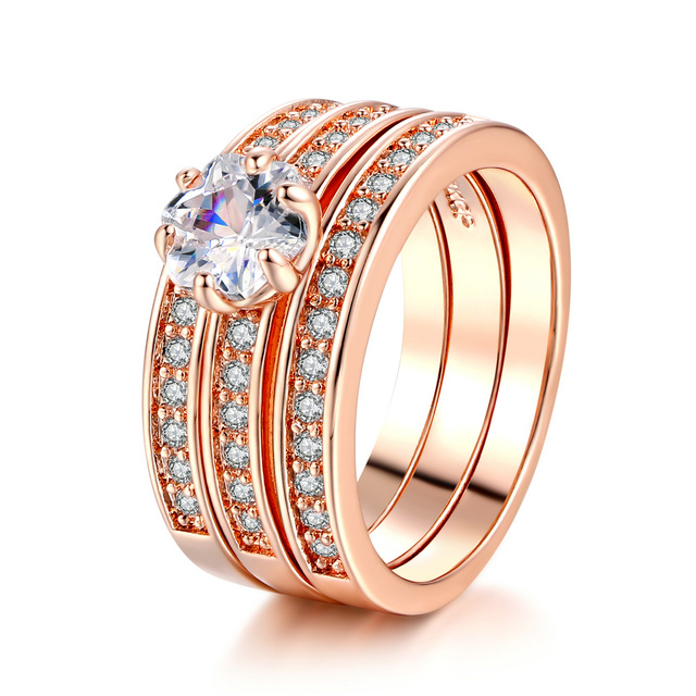 Ring "Trippel" med en stor Cubic Zirconia och små Austrian Crystals i 18K Roséguldplätering