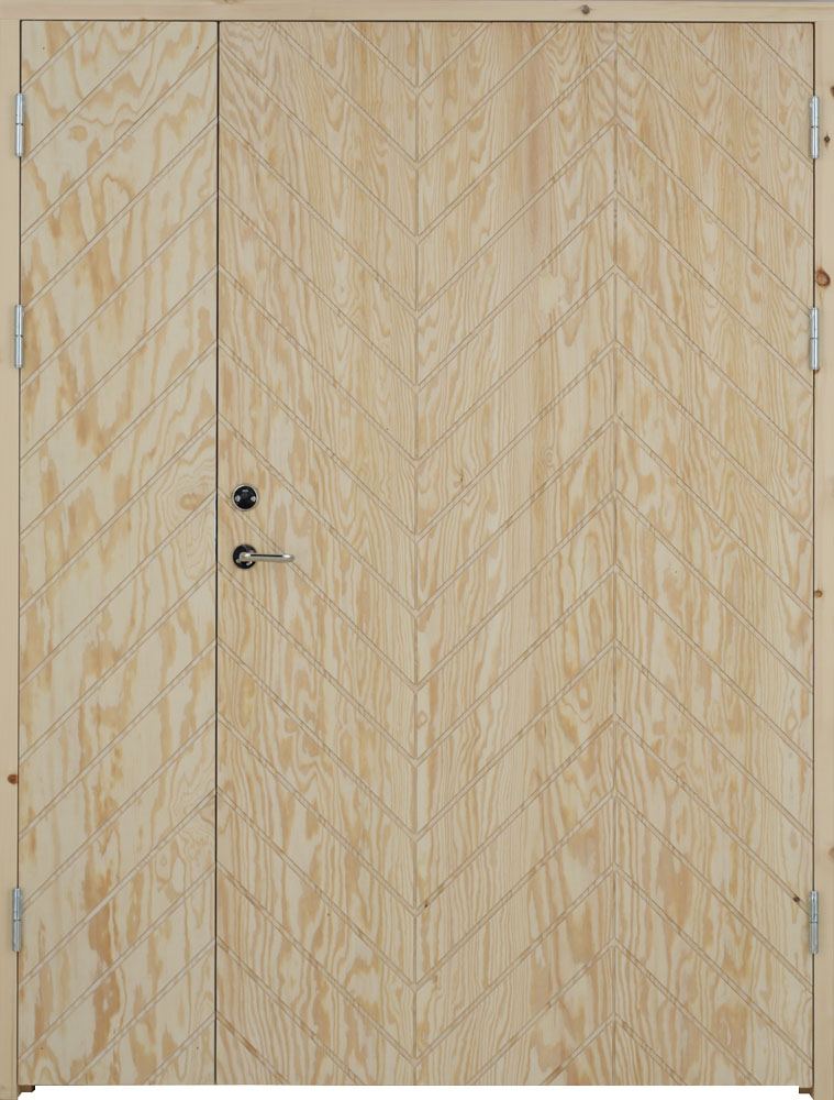 Parstalldörr som har dubbla fiskbensmönster på gångdörren och på sidodörren diagonalspårad plywood.