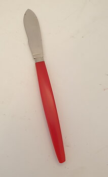 Kräftkniv rött skaft brett blad spetsig