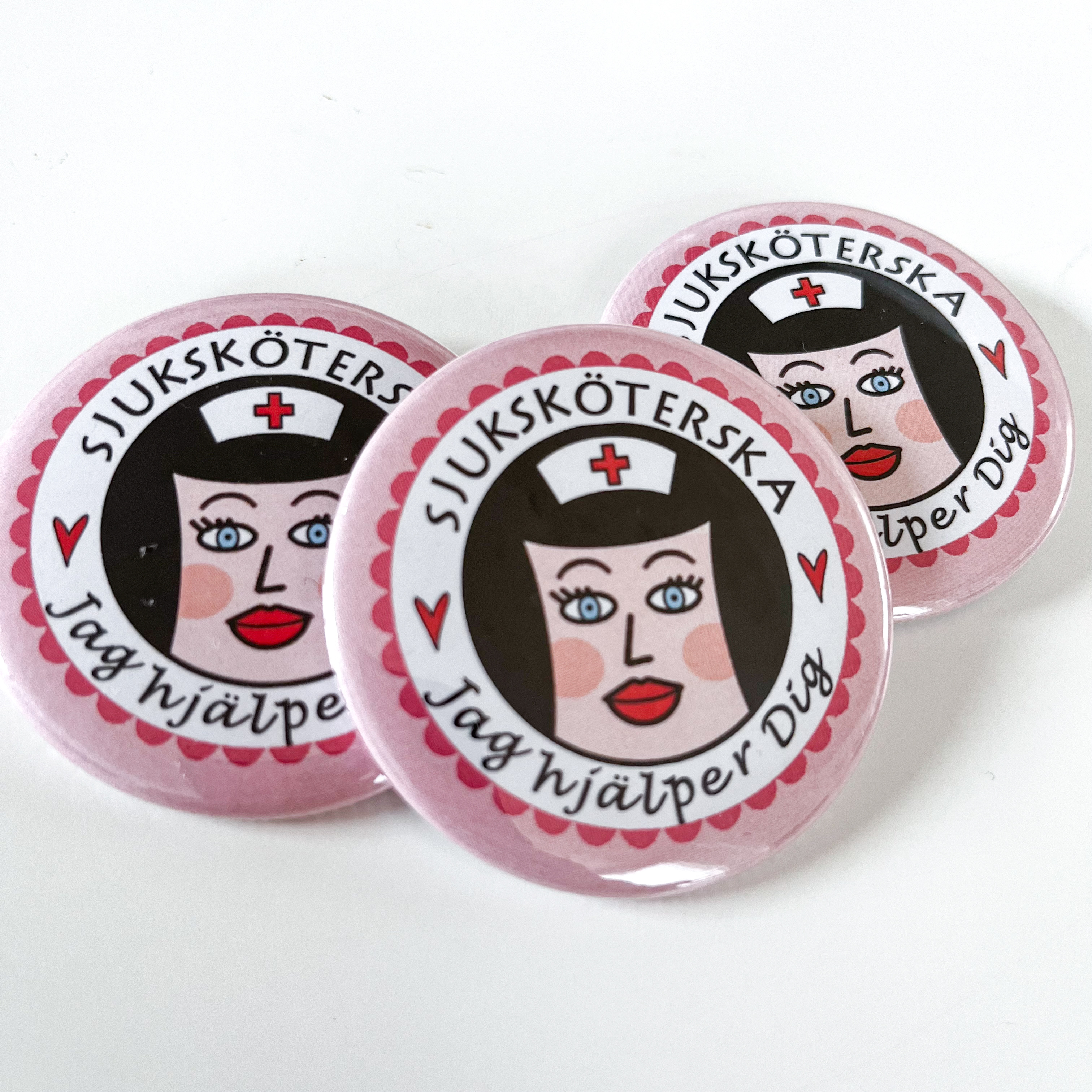 Badge/knapp "Sjuksköterska - jag hjälper dig" 57 mm