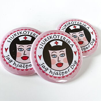 Badge/knapp "Sjuksköterska - jag hjälper dig" 57 mm