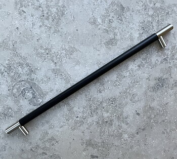 Läderhandtag Bar Skin 320 - Svart/Rostfri finish
