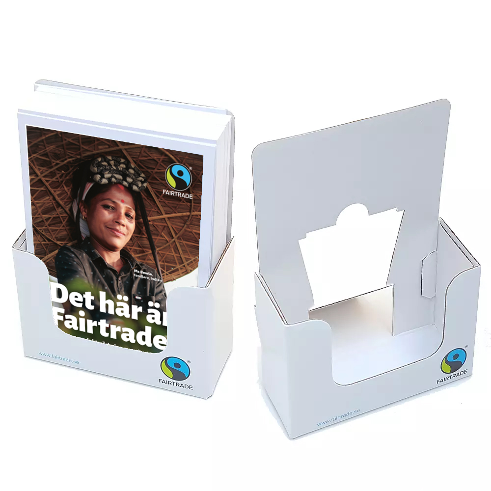 Vitt broschyrställ med Fairtrade-logotyp i högra hörnet, förA6-format