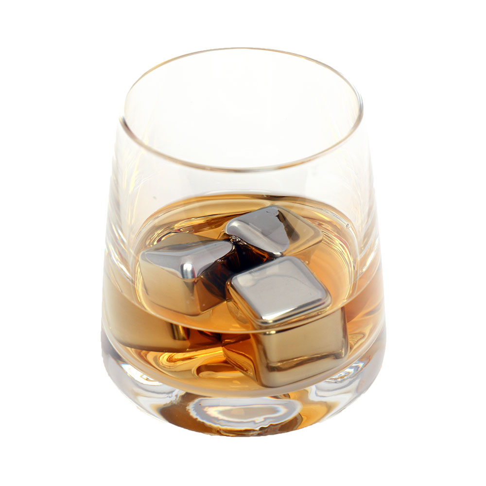 Whiskystenar i Metall i ett glas whisky
