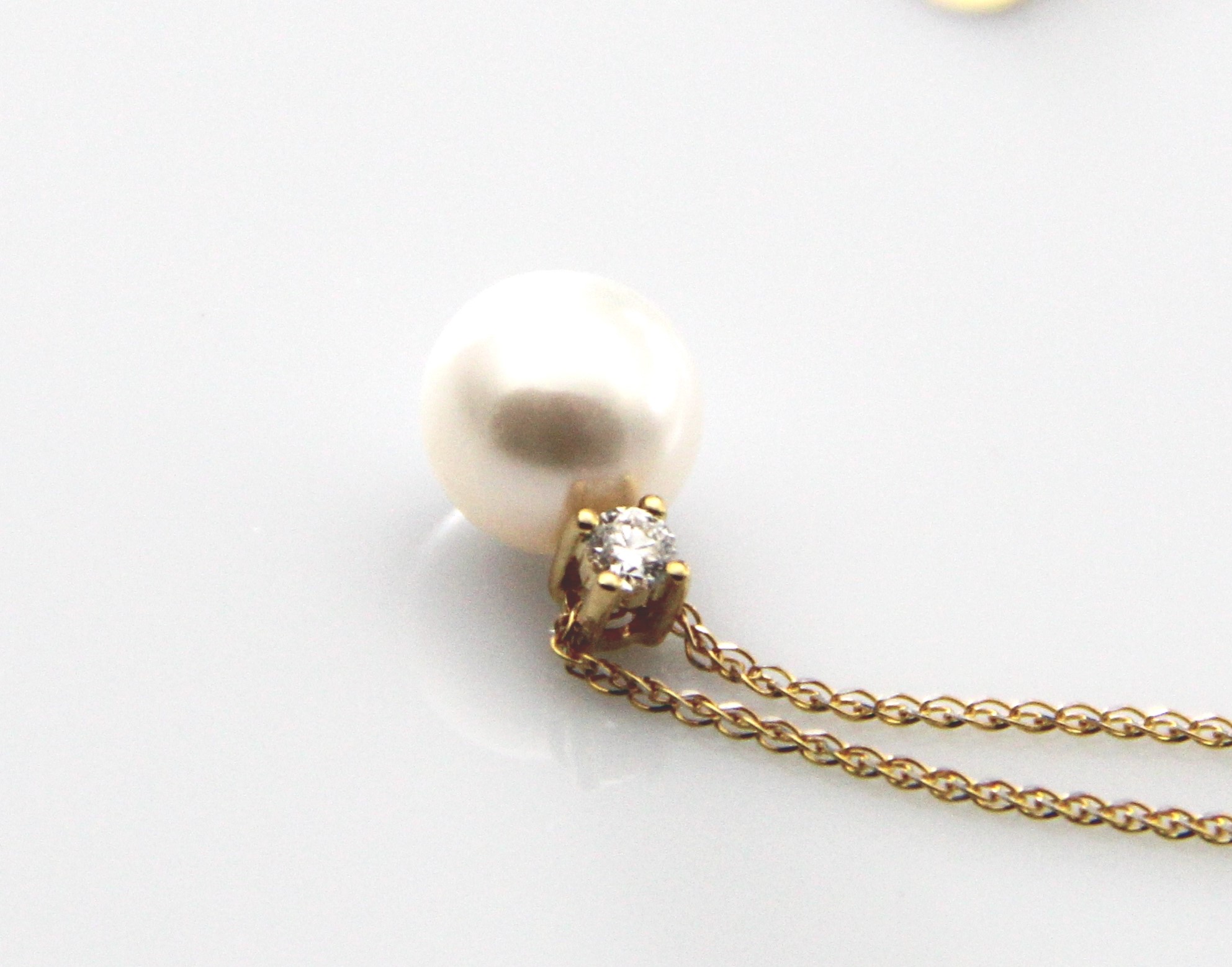 Großer Akoya-Perlenanhänger in AAA-Qualität mit Gold und Diamant 9–9.5 mm