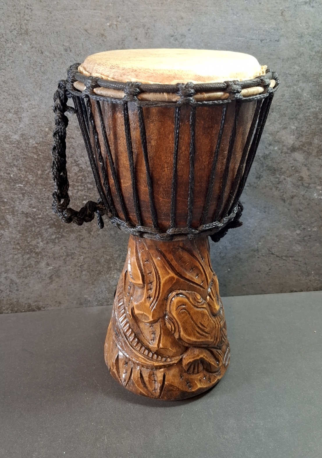 Djembetrumma - Deep carved med Kraftdjur - 30cm