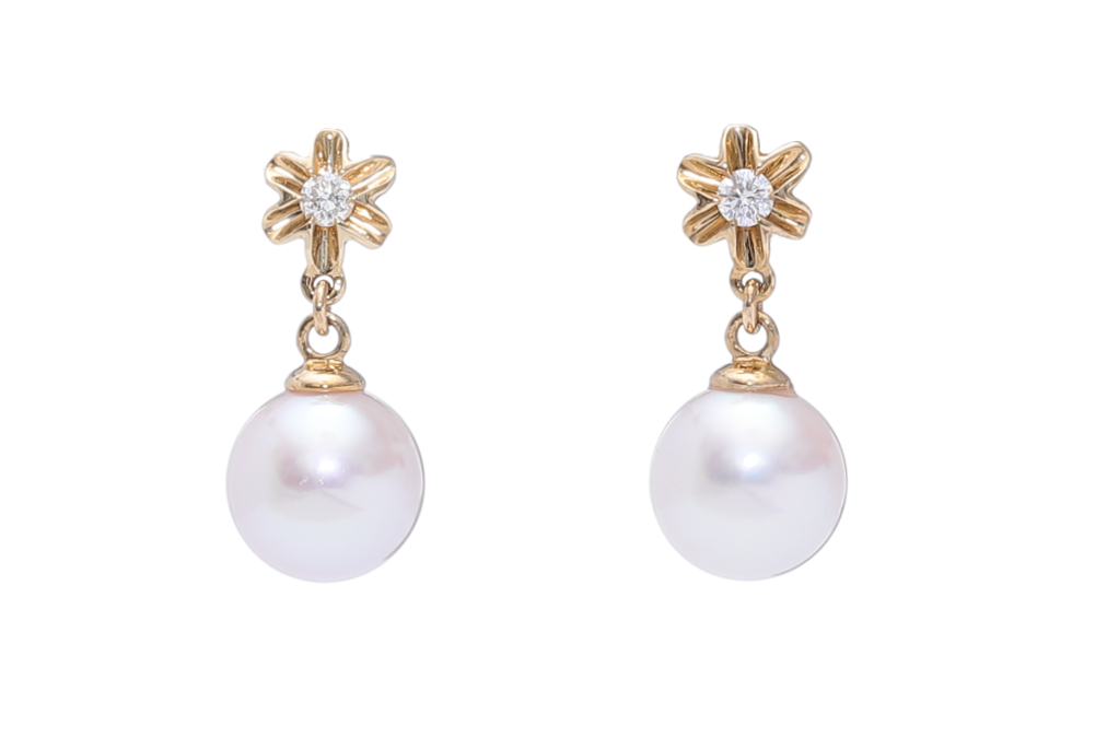 AAA-Quality Akoya cultured pearl earrings set in gold and diamonds 8-8.5mm 