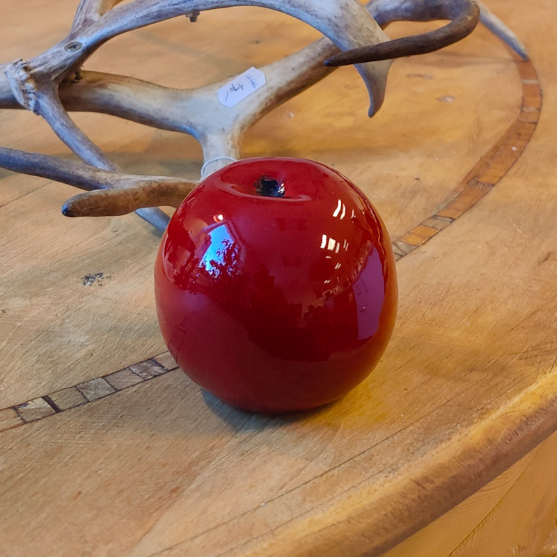 Äpple skulptur av Karl Arthur Fredriksson