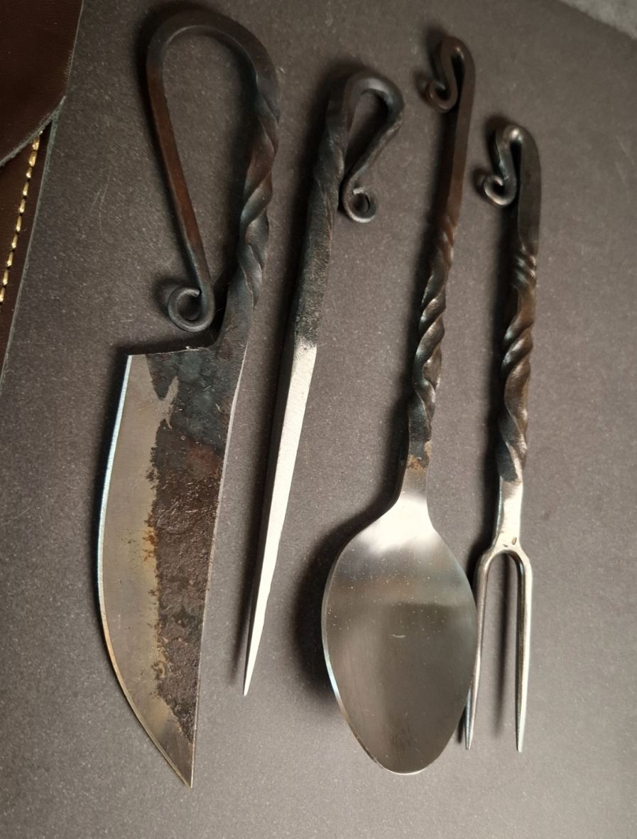 Handsmidda Medeltida bestick Set av 4st med Fodral i Läder - 2