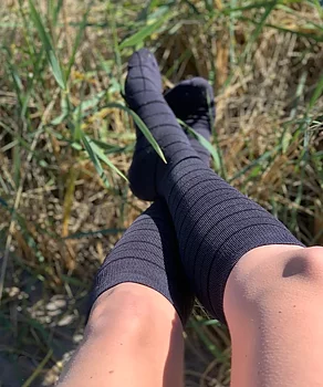 Tummanharmaat tukisukat mustilla raidoilla, bambu