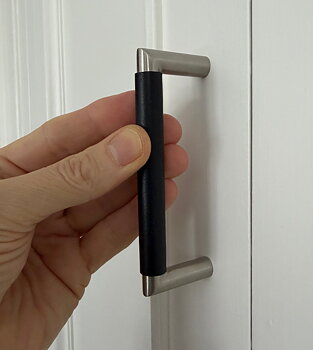 Läderhandtag Tube Skin 96 - Svart/Rostfritt stål