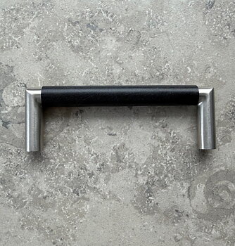 Läderhandtag Tube Skin 96 - Svart/Rostfritt stål
