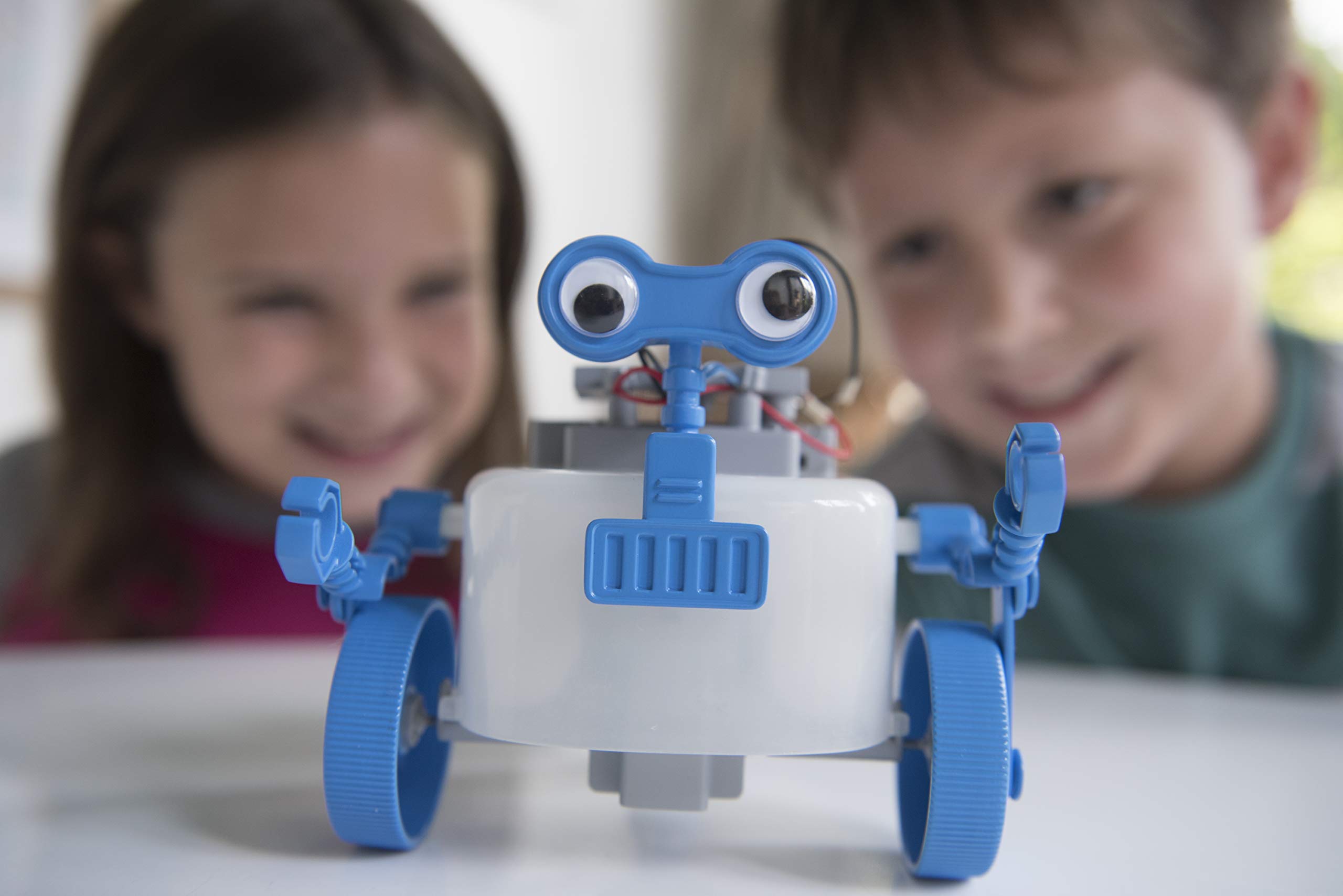 Barn som leker med robot