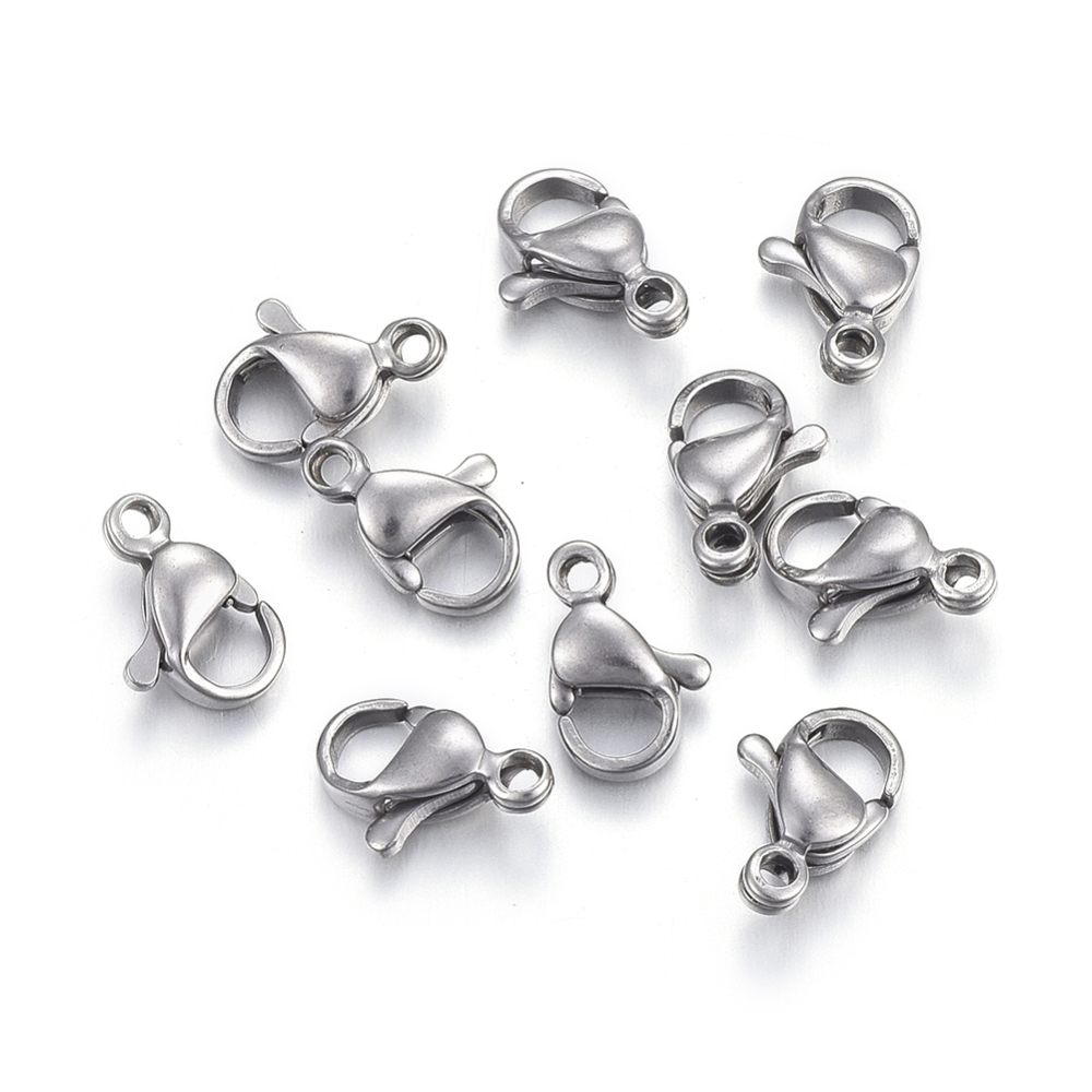 Lobsterlås i rostfritt stål, 9x6 mm med ca 1 mm hål, 10 st förpackning. Små smyckeslås för halsband och armband visas i närbild.