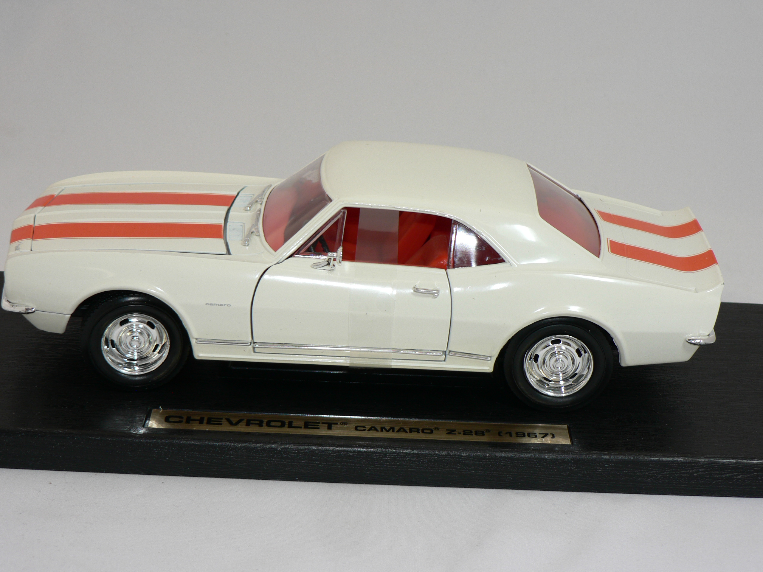Chevrolet Camaro Z/28 -1967  1:18 Road Legends - 3