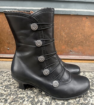 Brakos mormorskängor/ knäppkängor  modell Mistic, svart, knäppkänga