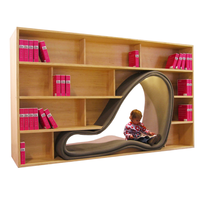 THE CAVE BOOKCASE dubbelsidig bokhylla med integrerad stoppad sittdel och infälld belysning som skapar en privat läskoja för läsning och eftertanke.