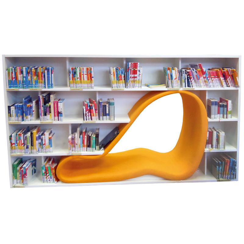 THE CAVE BOOKCASE dubbelsidig bokhylla med integrerad stoppad sittdel och infälld belysning som skapar en privat läskoja för läsning och eftertanke.