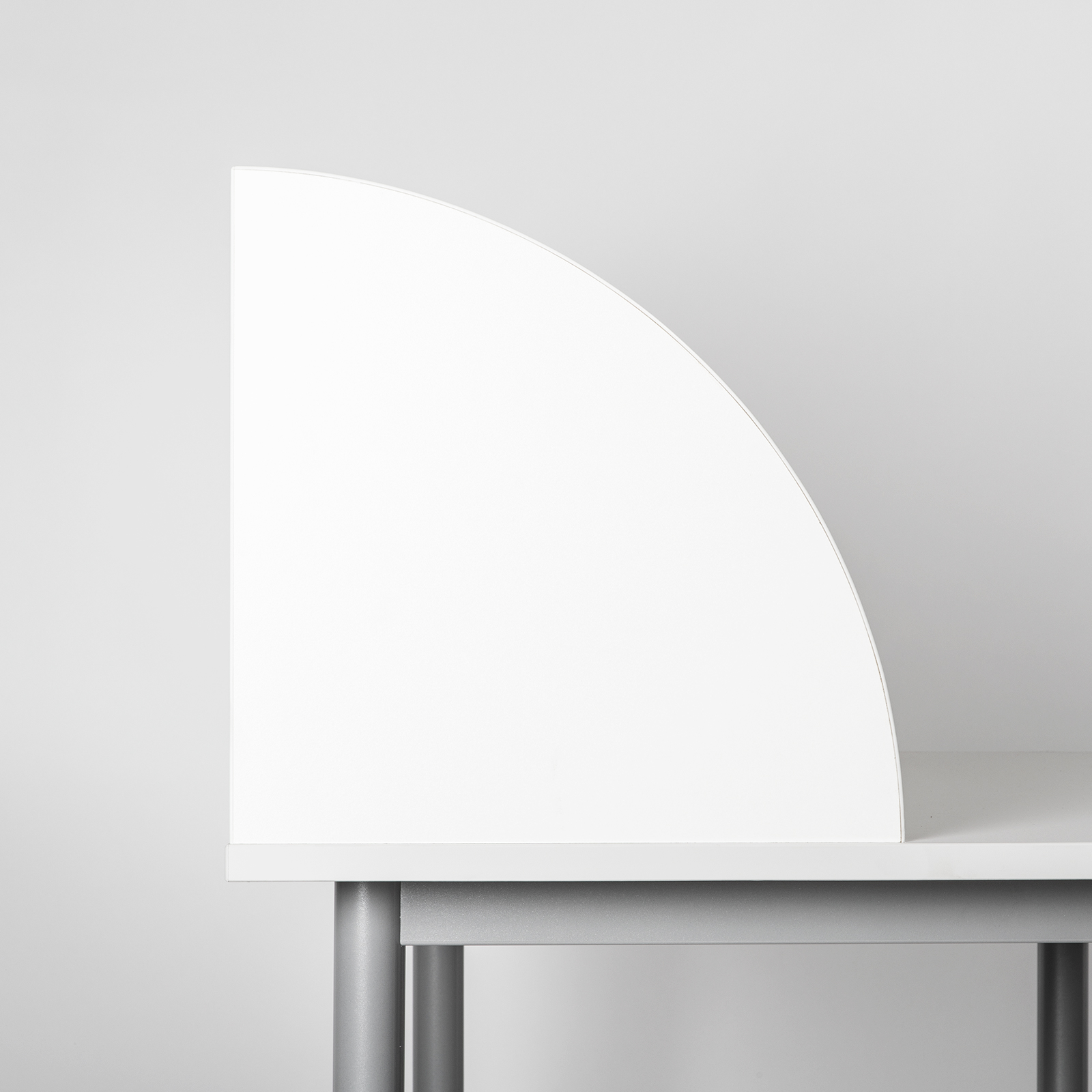 Småland Study / Workstation – compact study desk with divider/screen that creates a calm, more private workspace, ideal for libraries, schools and learning environments.