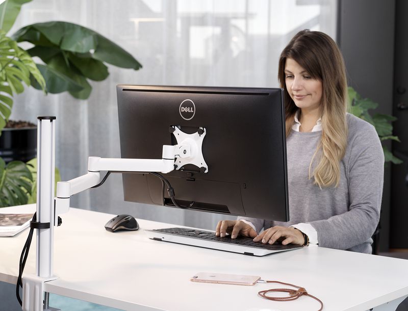 Monitorarm V4 med klämfäste för bord – prisvärd, roterbar 360° med VESA 75/100 och höjdjustering för flexibel skärmplats.