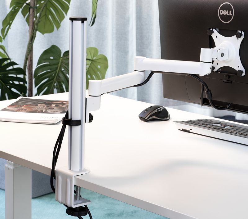 Monitorarm V4 med klämfäste för bord – prisvärd, roterbar 360° med VESA 75/100 och höjdjustering för flexibel skärmplats.