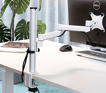 Monitorarm V4 med klämfäste för bord – prisvärd, roterbar 360° med VESA 75/100 och höjdjustering för flexibel skärmplats.