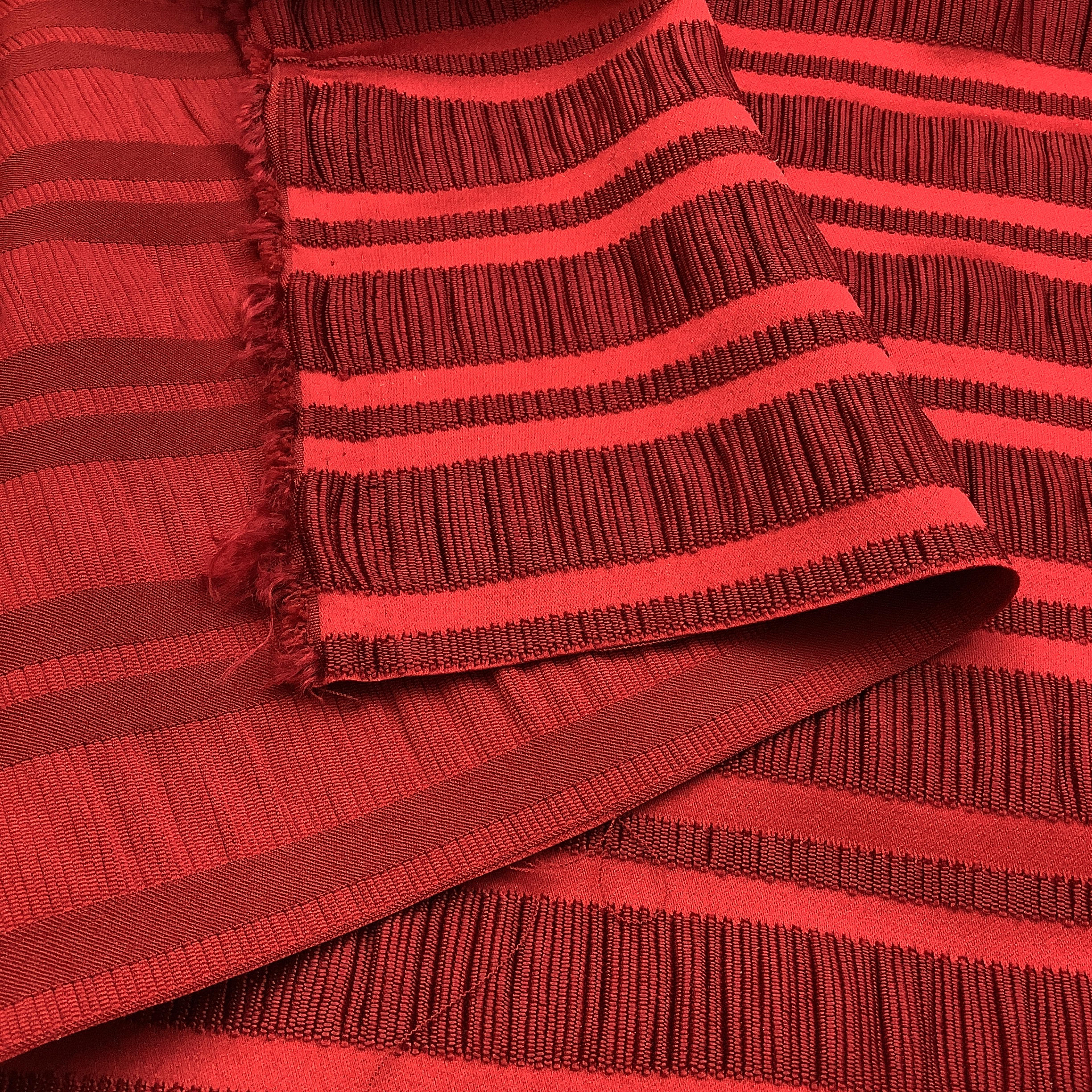 Jacquardvävd stretchsatin HE666 röd - 2