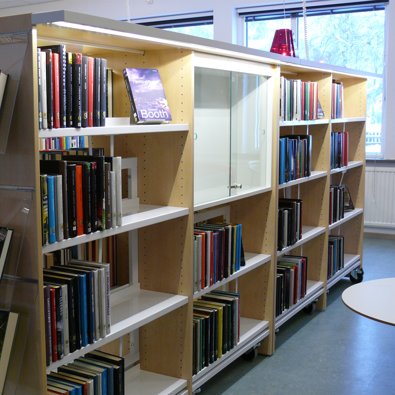 Vitrineskab/montréskab med låsbare glasskydelåger og én glashylde, integreret i hyldesektion og tilpasset BK Librarys hyldesystemer.