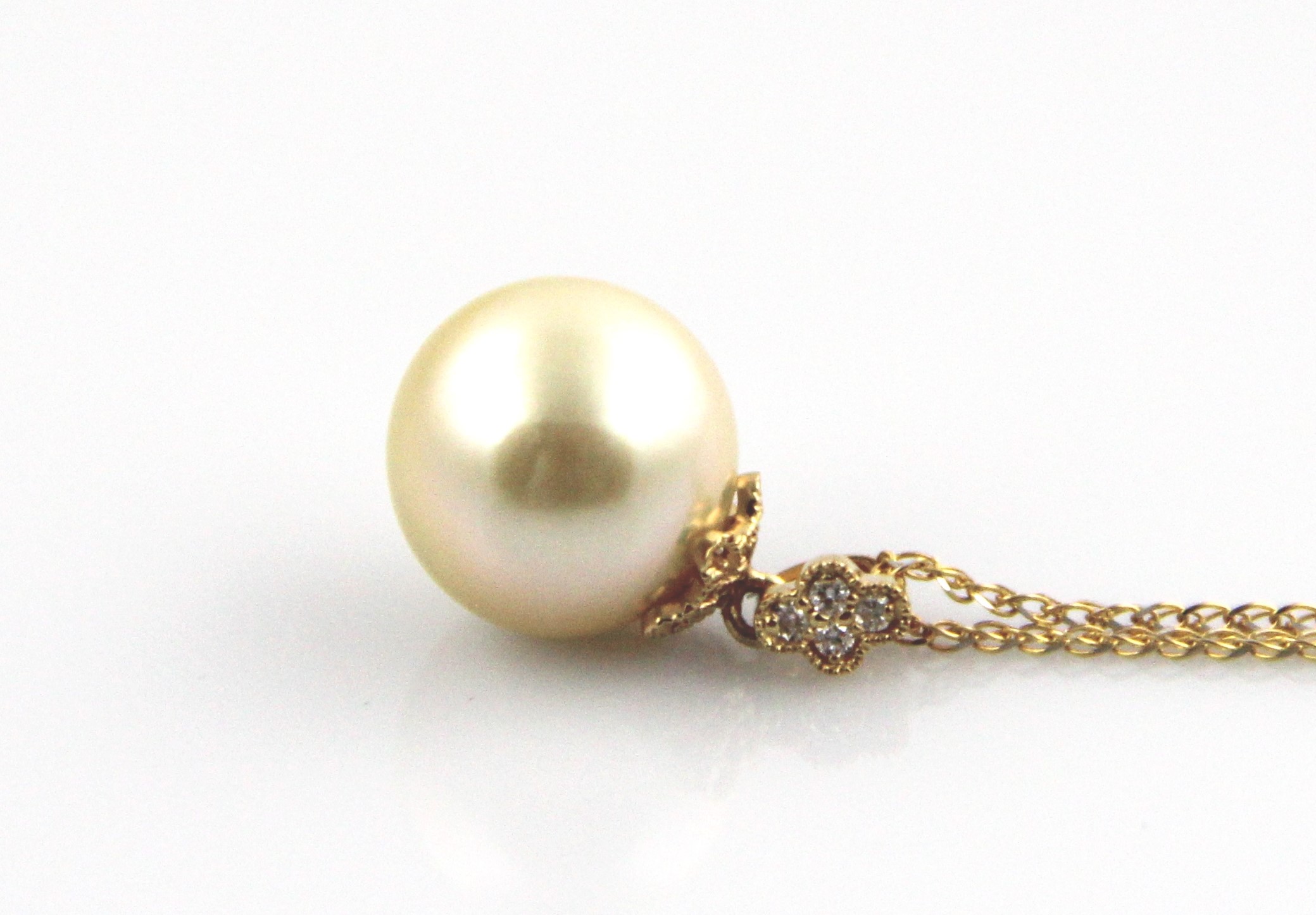Goldfarbene Südseeperle in Gold und Diamanten 11–12 mm