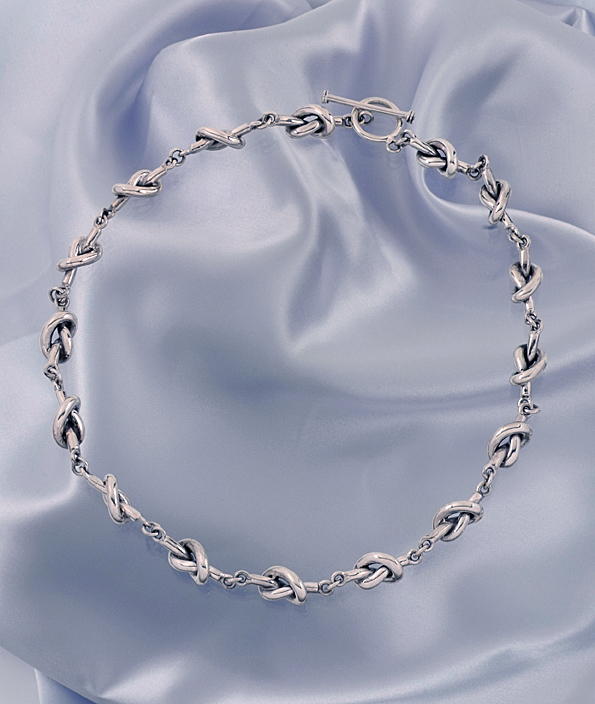 Halsband med kärleksknutar
