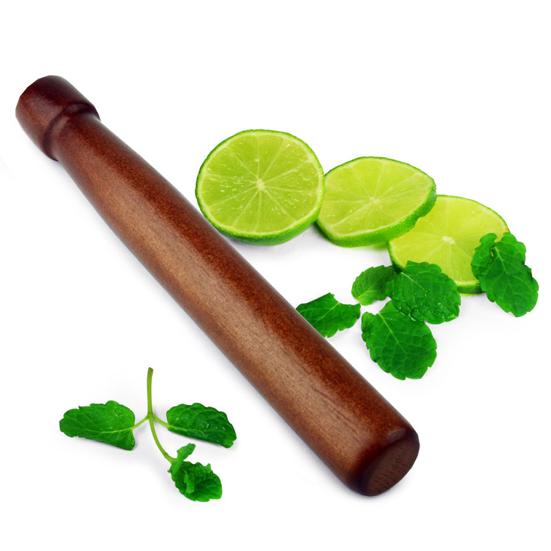 Muddlare av mörkbrunt trä med lime och mynta
