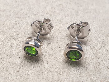 Chrome diopside, ear stud edge bevel. 4mm 925-silver ( AAA)