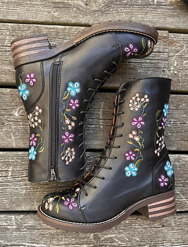 Brako Military blommiga kängor med lila och turkosa Flower Power blommor, svarta
