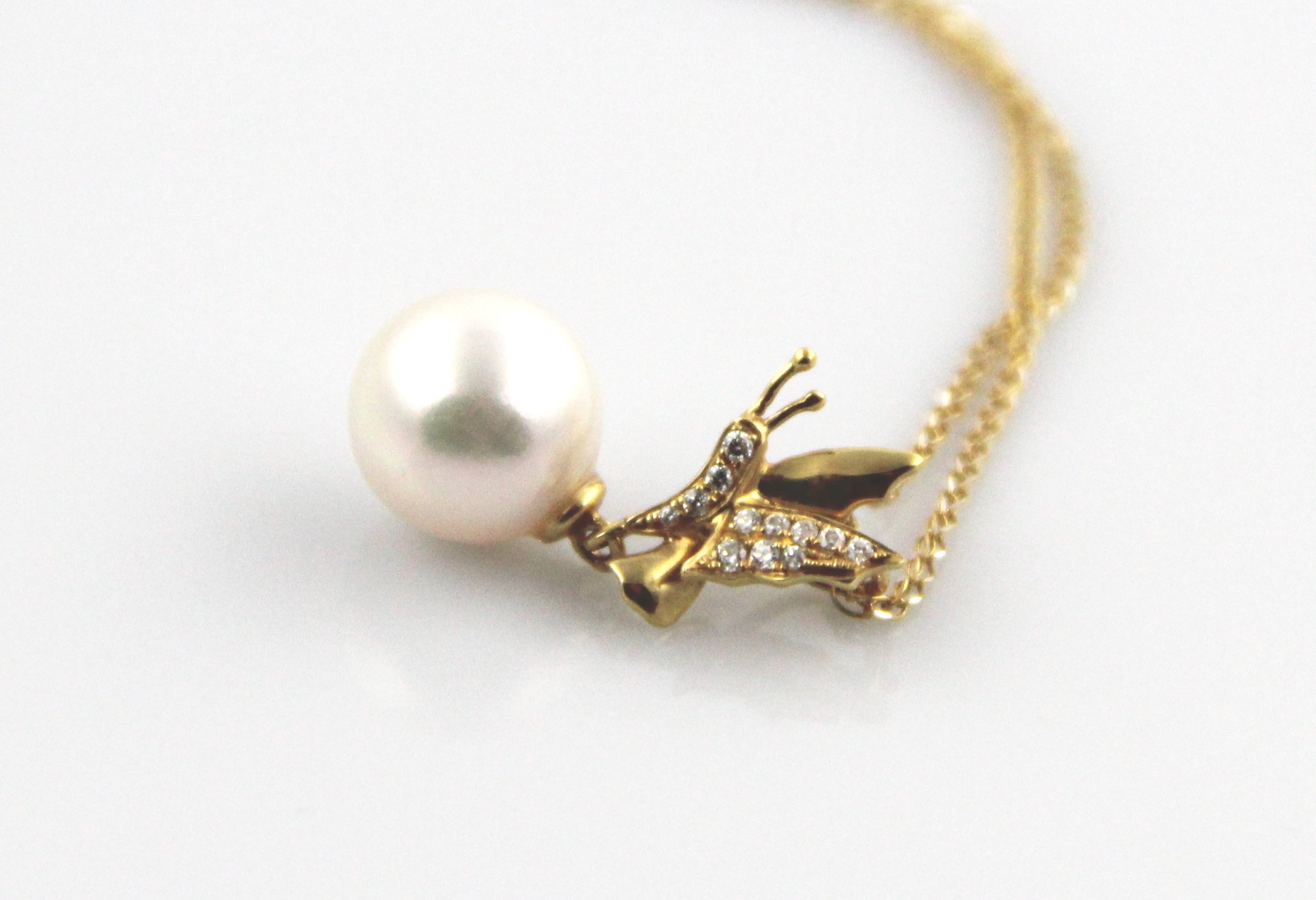 Akoya-Perlenanhänger in AAA-Qualität mit Gold und Diamanten von 9 mm