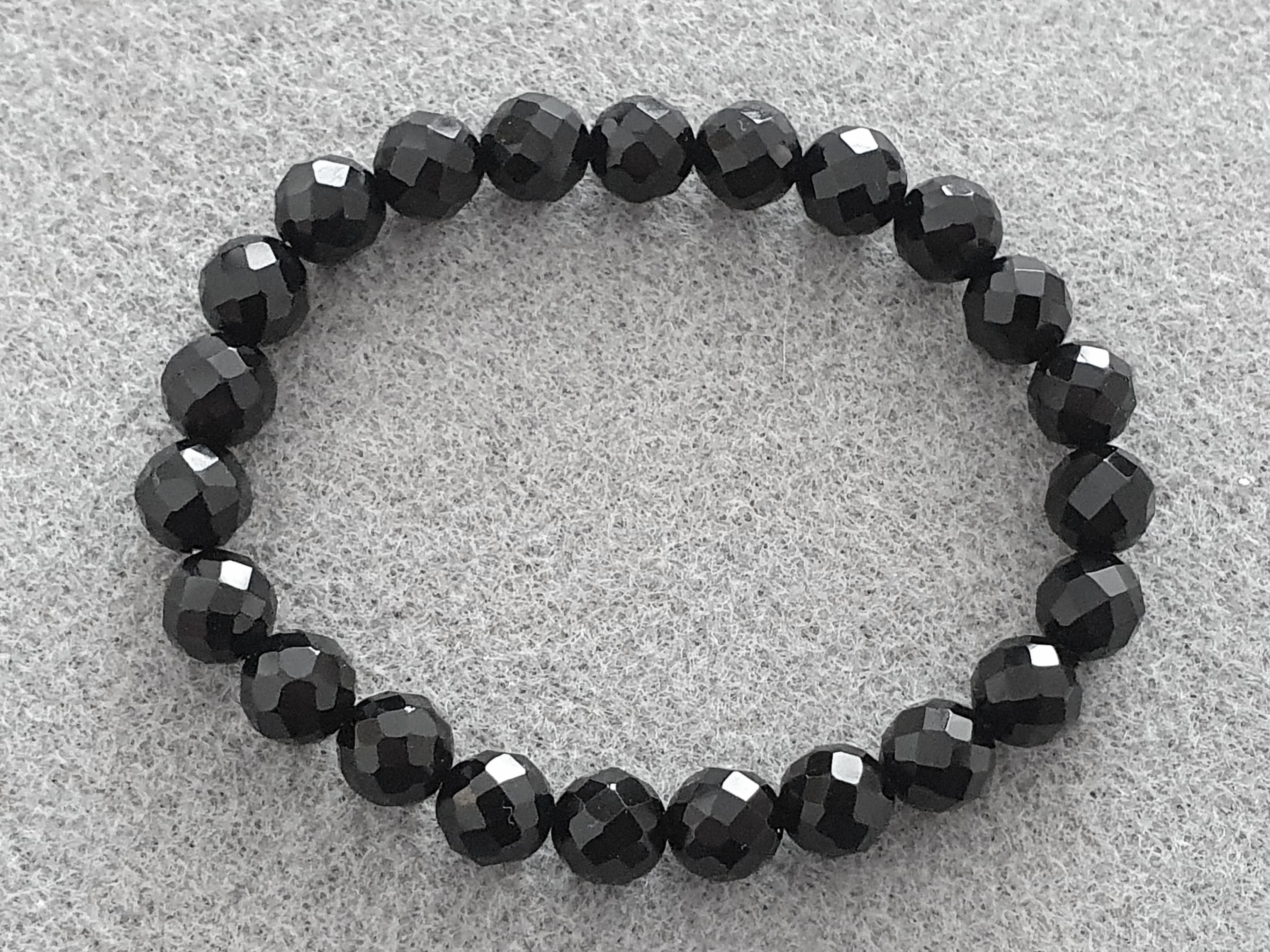 Svart onyx fasetterad 8mm kula armband