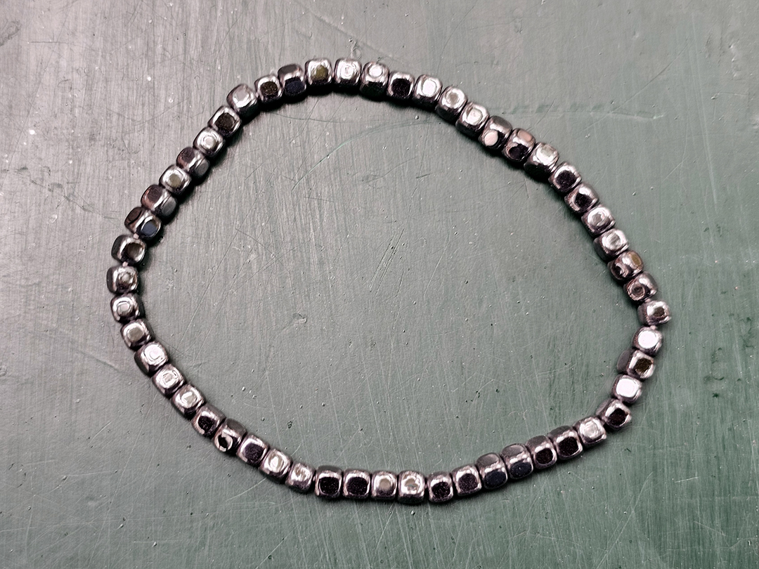 Hematin armband  4mm rund kub 19cm