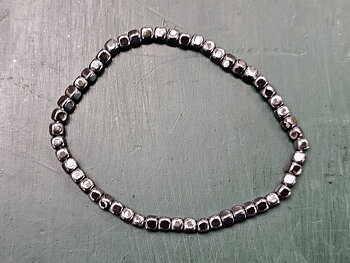 Hematin armband  4mm rund kub 19cm