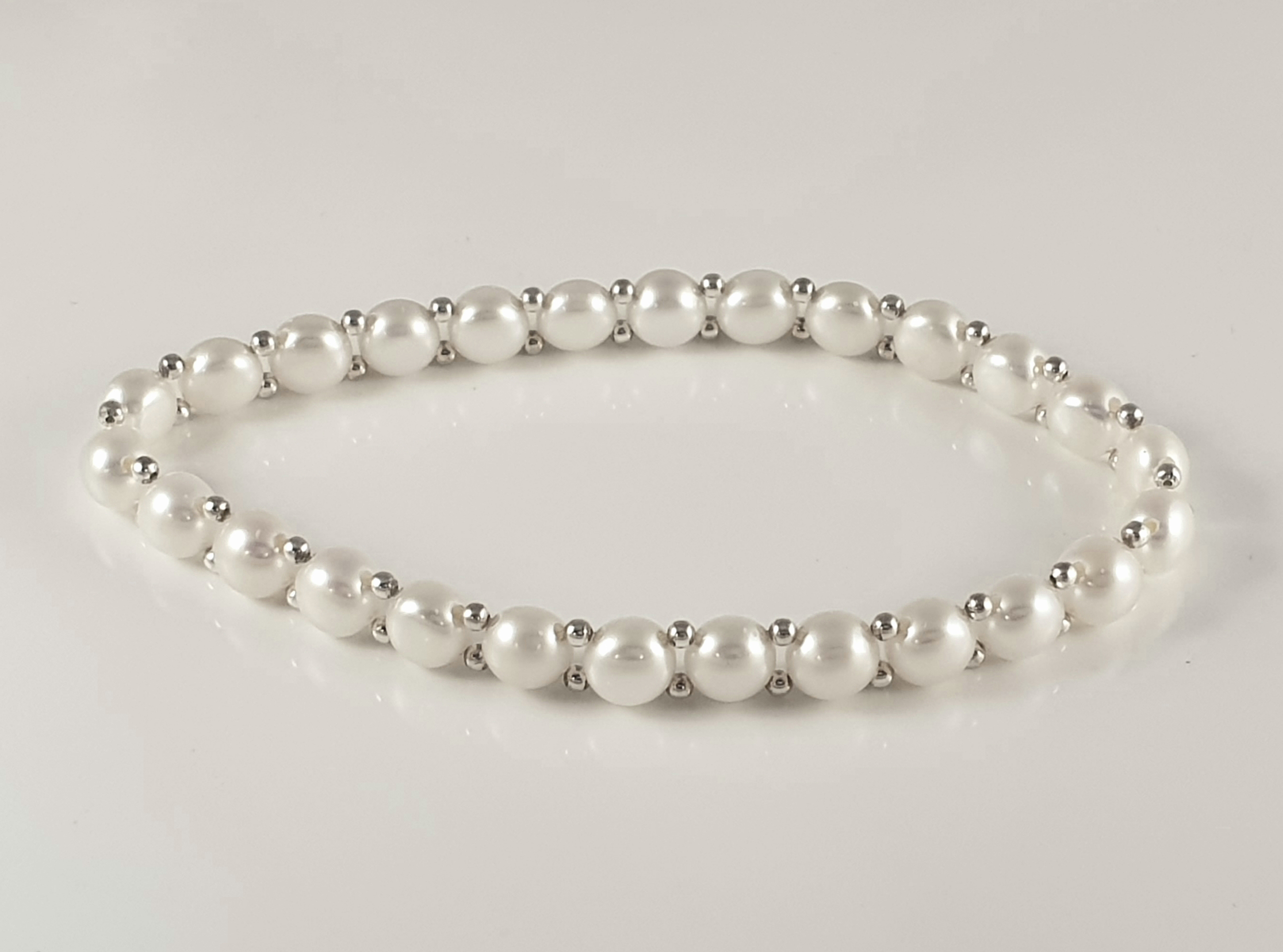 Odlade sötvattenpärlor och 925-silver, elastiskt armband