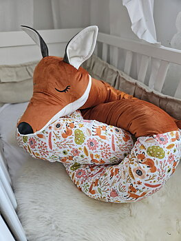 Handsytt sovdjur i form av räv i orange och mönstrat tyg