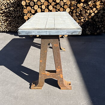 Vintage Planteringsbord 175 x 65 cm – Gjutjärnsben & Träskiva från stenfabrik