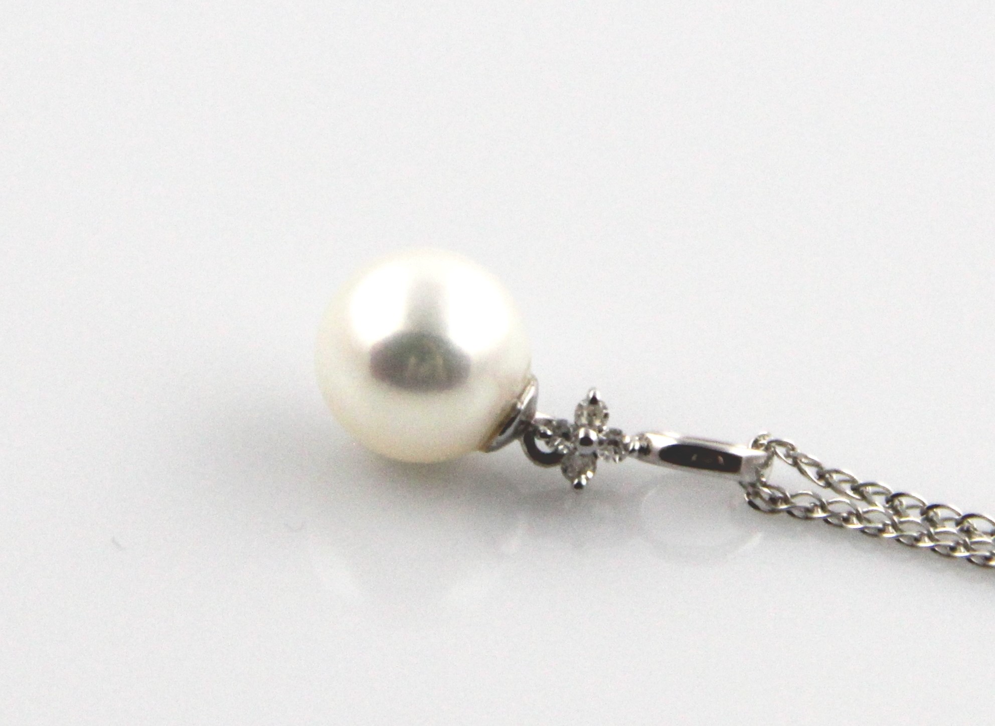 8–8.5 mm großer Anhänger aus Akoya-Zuchtperlen in AAA-Qualität mit Weißgold und Diamanten - 2