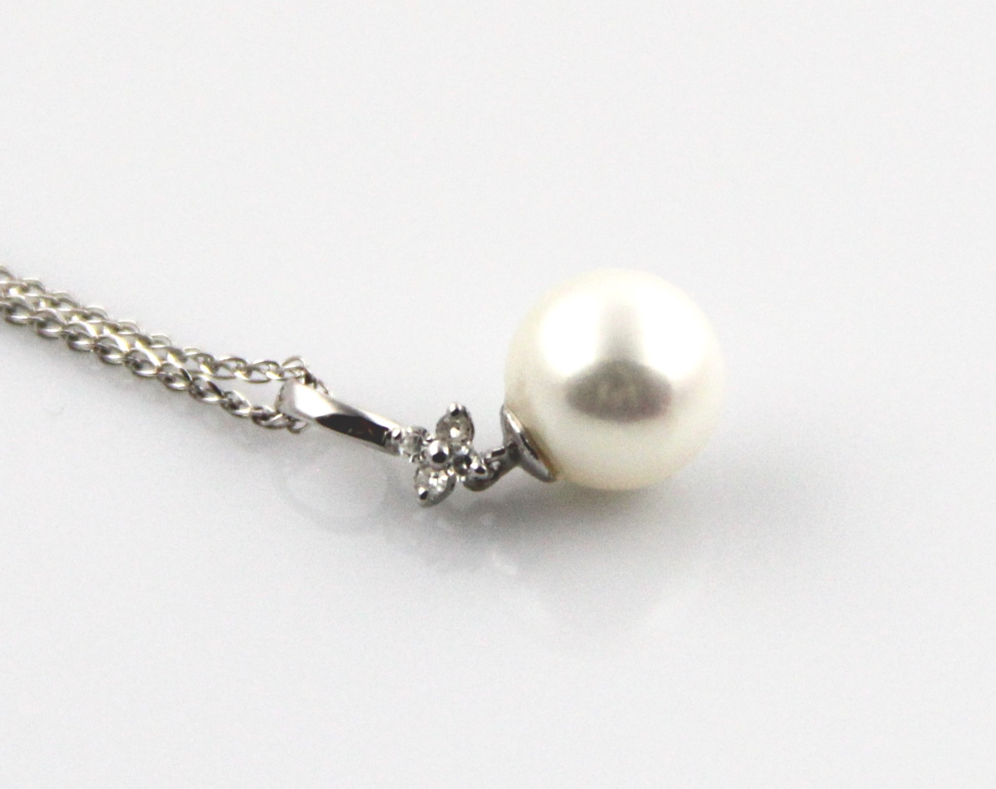 8–8.5 mm großer Anhänger aus Akoya-Zuchtperlen in AAA-Qualität mit Weißgold und Diamanten