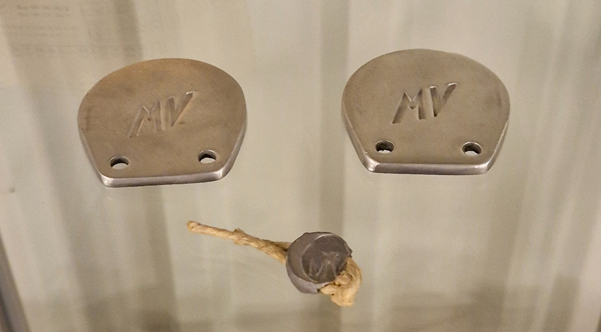 Badge alu "MV" cylinder