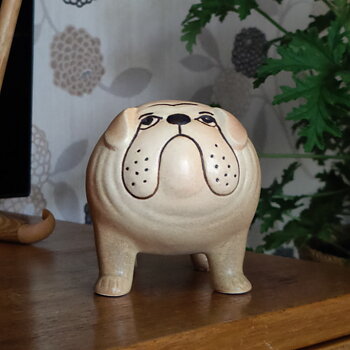Bulldog brun av Lisa Larson 