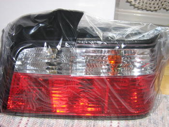 Baklysen klarglas rödvita till coupé och cab.