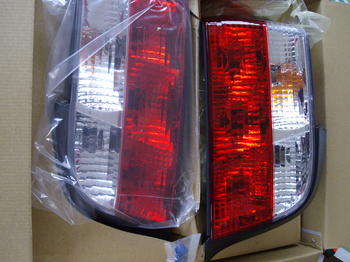 Baklysen klarglas rödvita till coupé och cab.