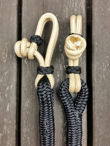 Loop reins with rope connectors and middle marker