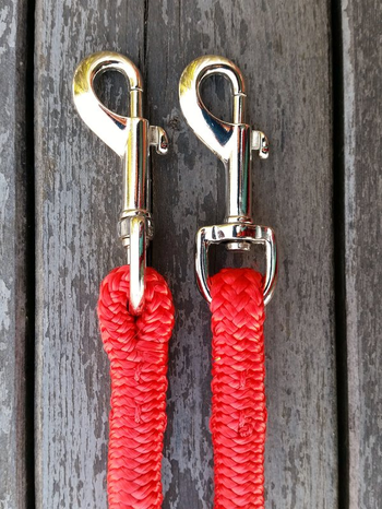 Loop reins with permanent bolt snaps and middle marker - 10 mm, 2,60 m, Red