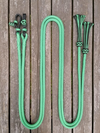 Delade tyglar med repfästen och tofsar - 10 mm, 2 x 2,20 m, Grön